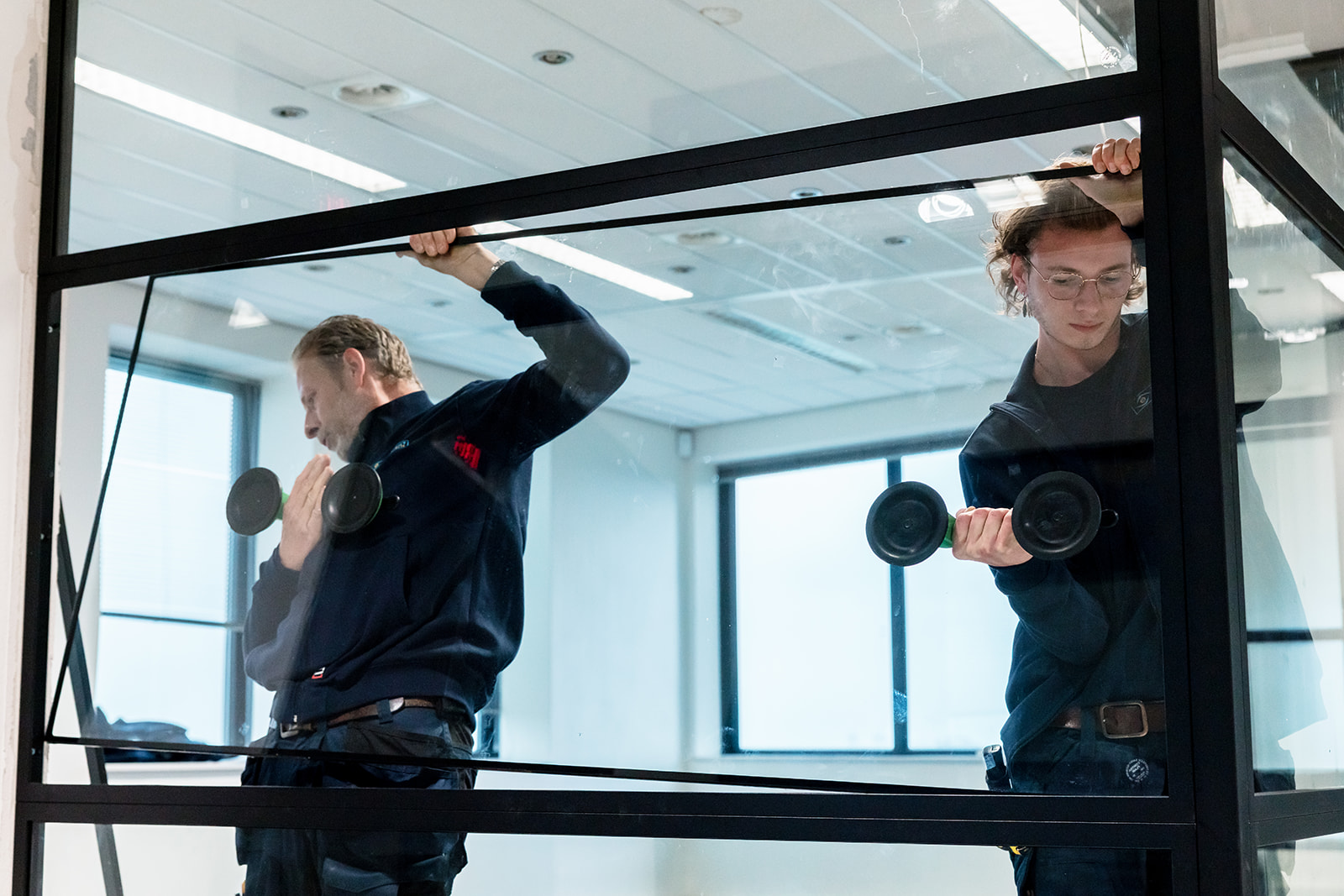 Monteurs aan het werk met brandwerend glas
